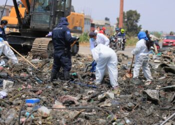 Madres buscadoras rastrean canal de Cartagena en Ecatepec