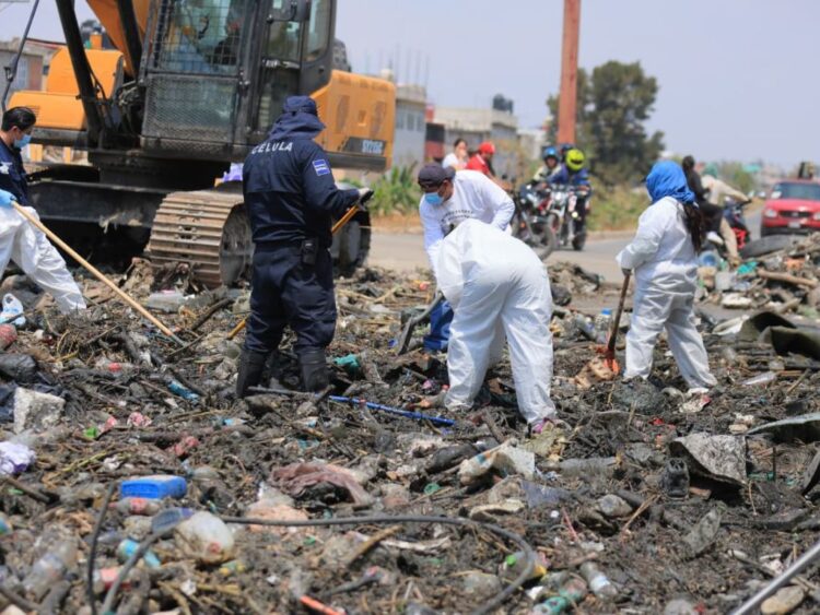 Madres buscadoras rastrean canal de Cartagena en Ecatepec