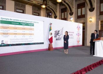 Marath Baruch Bolaños López, secretario del Trabajo y Previsión Social, informa la aprobación de la reforma que establece la semana laboral de 40 horas. AMEXI Foto Presidencia
