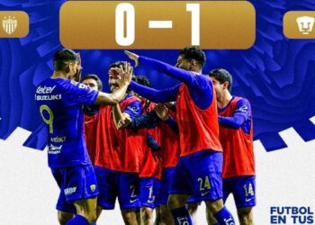 Memote es felicitado por dar la victoria. AMEXI/Foto/Tomada de @PumasMX