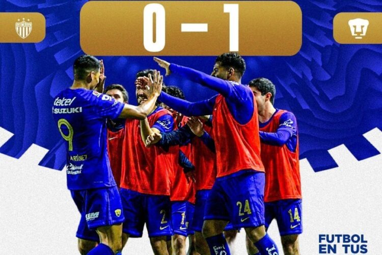 Memote es felicitado por dar la victoria. AMEXI/Foto/Tomada de @PumasMX