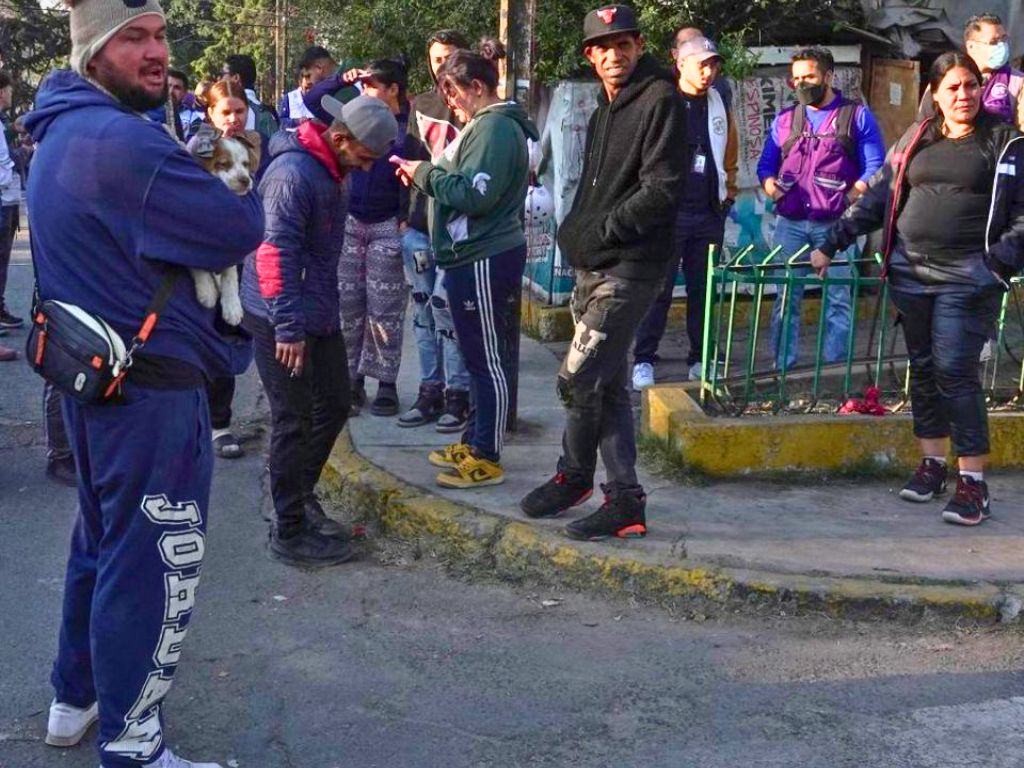 Migrantes desalojados de un campamento en Vallejo, CDMX.
