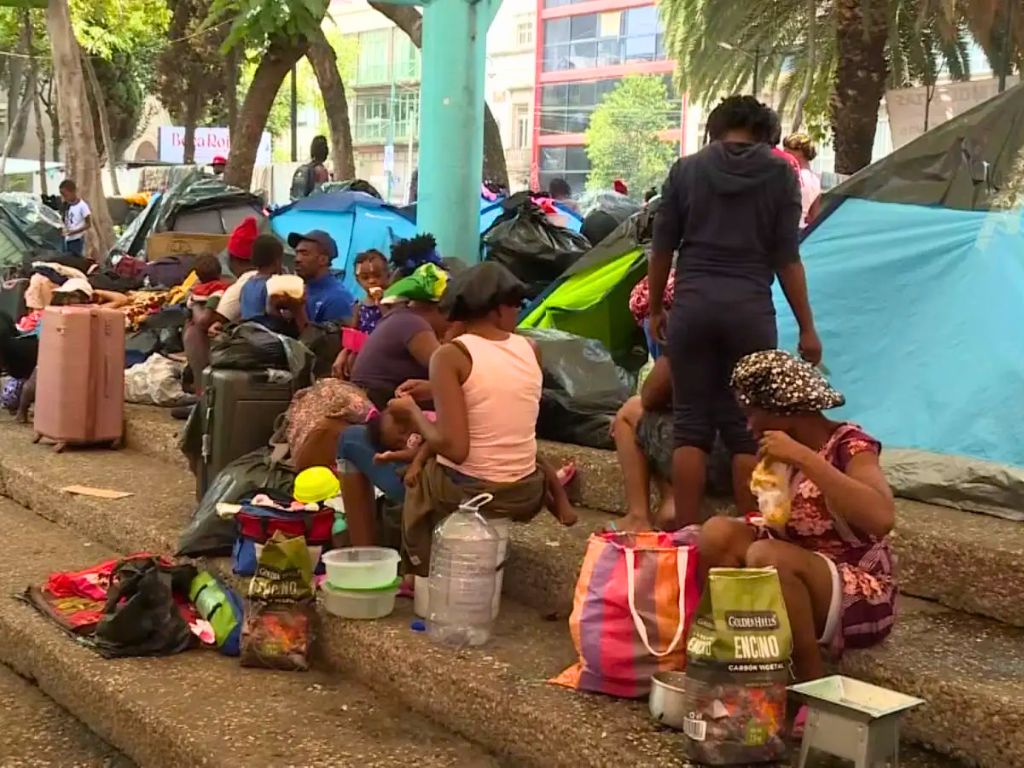 Migrantes en campamentos en la CDMX por refugios saturados.