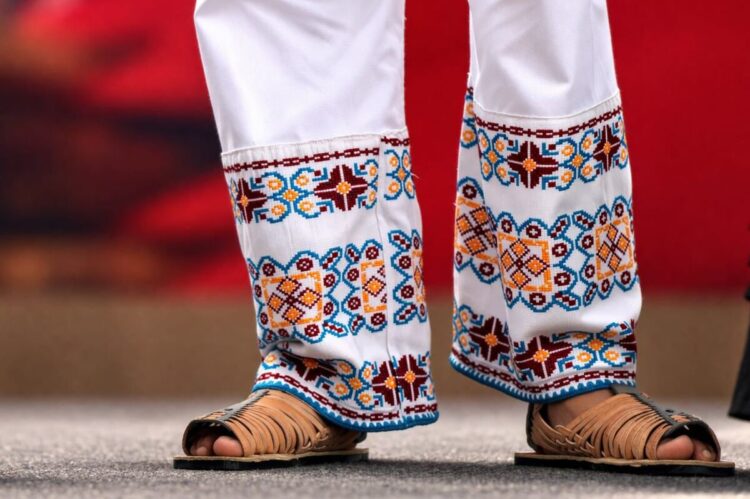 Tianguis de Domingo de Ramos en Michoacán recuerda la riqueza textil de los pueblos originarios