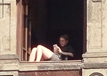 Mujer asoleándose en Palacio Nacional es sancionada