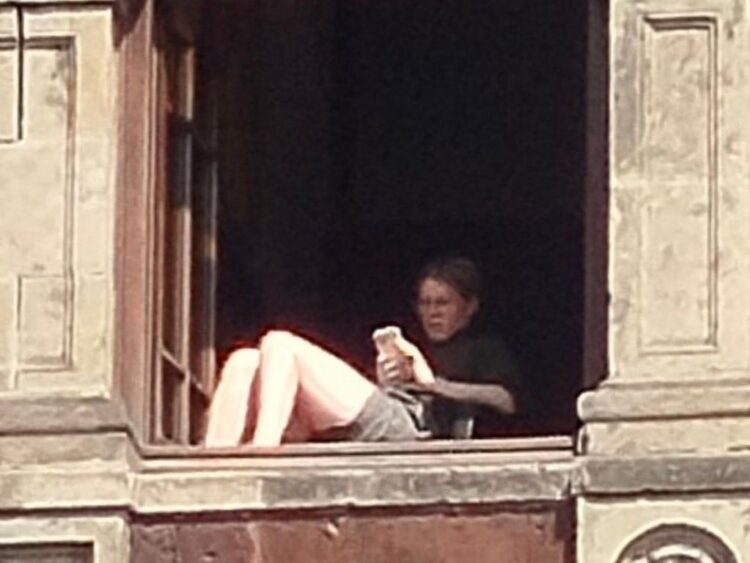 Mujer asoleándose en Palacio Nacional es sancionada