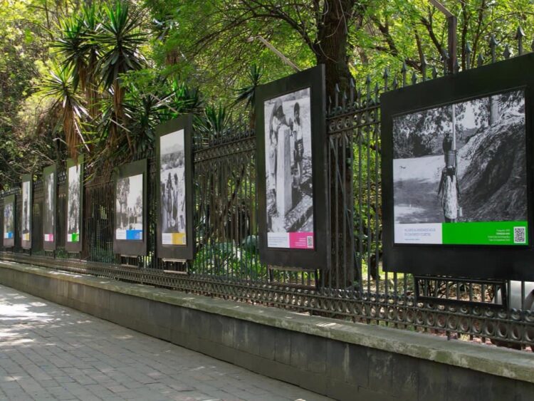 Fotografías de la exposición “Mujeres del Agua” retratan el papel de mujeres indígenas en el cuidado y gestión comunitaria del agua en México.| AMEXI/FOTO: cultura.cdmx.gob.mx