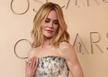 Nicole Kidman deslumbra en la alfombra roja de los Oscar 2026 con un vestido de plumas, cristales y alta costura de Chanel. | AMEXI/FOTO: IG @theacademy