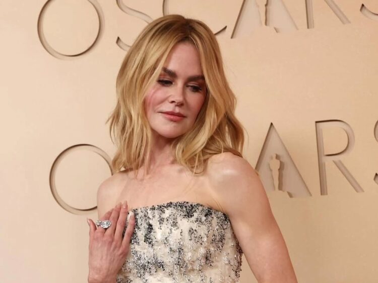 Nicole Kidman deslumbra en la alfombra roja de los Oscar 2026 con un vestido de plumas, cristales y alta costura de Chanel. | AMEXI/FOTO: IG @theacademy