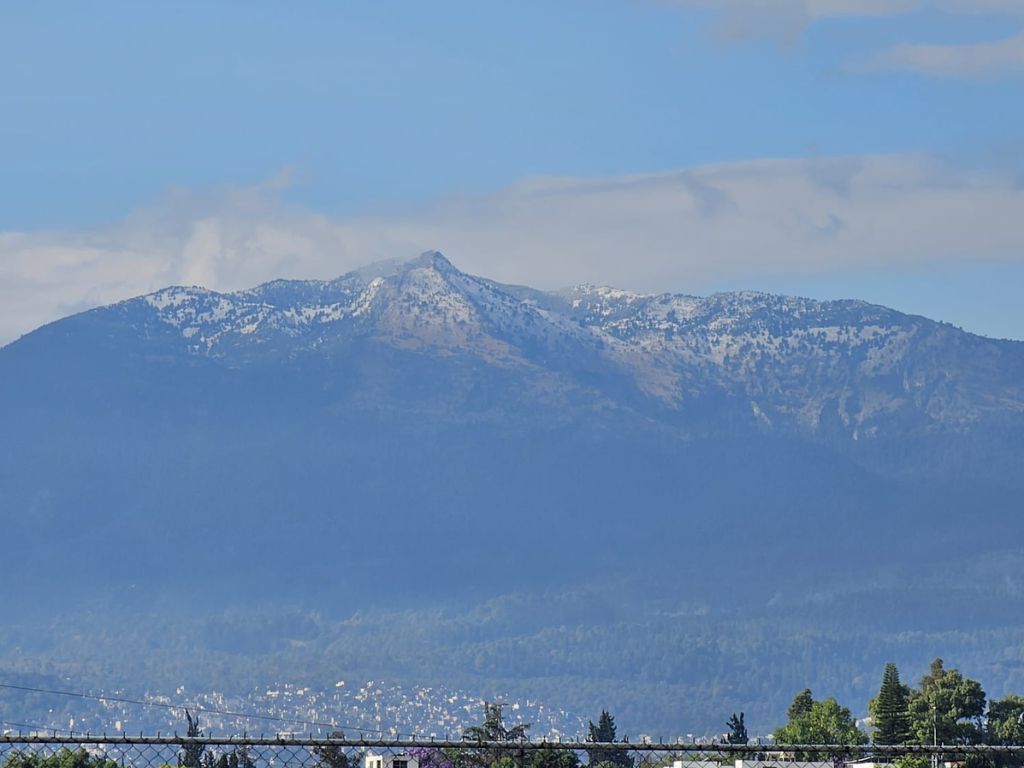 Nieve sorprende a cumbres del Estado de México al cierre de marzo; restringen acceso al Xinantécatl