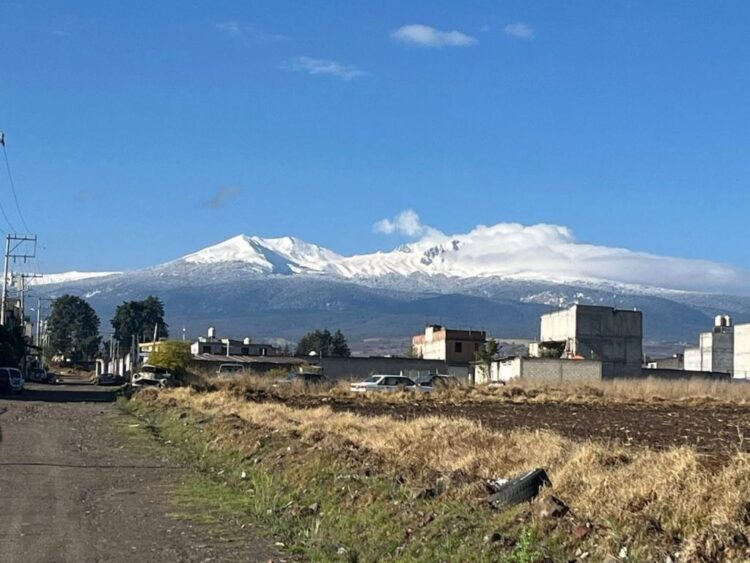 Nieve sorprende a cumbres del Estado de México al cierre de marzo; restringen acceso al Xinantécatl