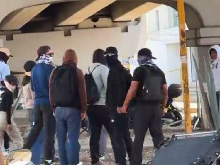 Normalistas de Oaxaca retienen autobuses como medida de protesta.