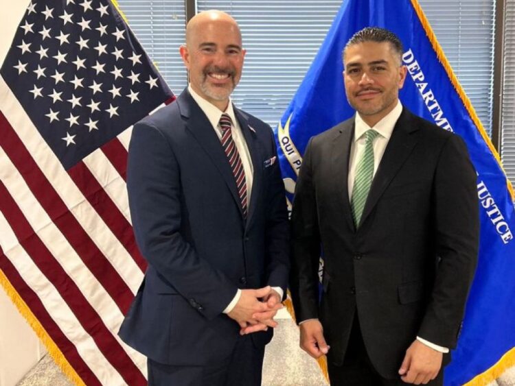 Armas Omar García Harfuch y Terrance Cole, director de la DEA, en Washington. AMEXI Foto X Omar García Harfuch
