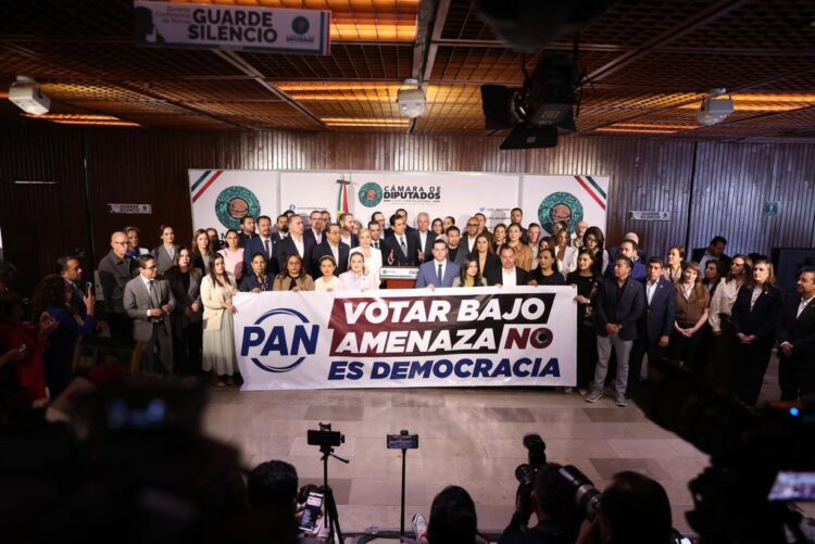 PAN y PRI celebran derrota de reforma electoral