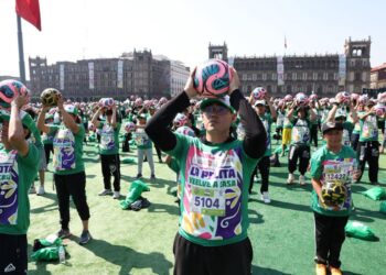 Récord Guinness. La clase de futbol más grande del mundo en el Zócalo de la CDMX. AMEXI/ Foto: La Isabel