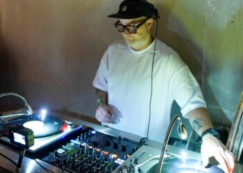 Entre beats, brindis y brandy, Pato Watson protagoniza una noche de mezcla perfecta