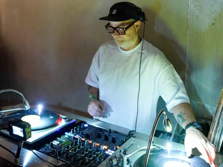 Entre beats, brindis y brandy, Pato Watson protagoniza una noche de mezcla perfecta