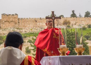 El cardenal y patriarca latino Pierbattista Pizzaballa, bendice a Jerusalén con una reliquia de la Santa Cruz.