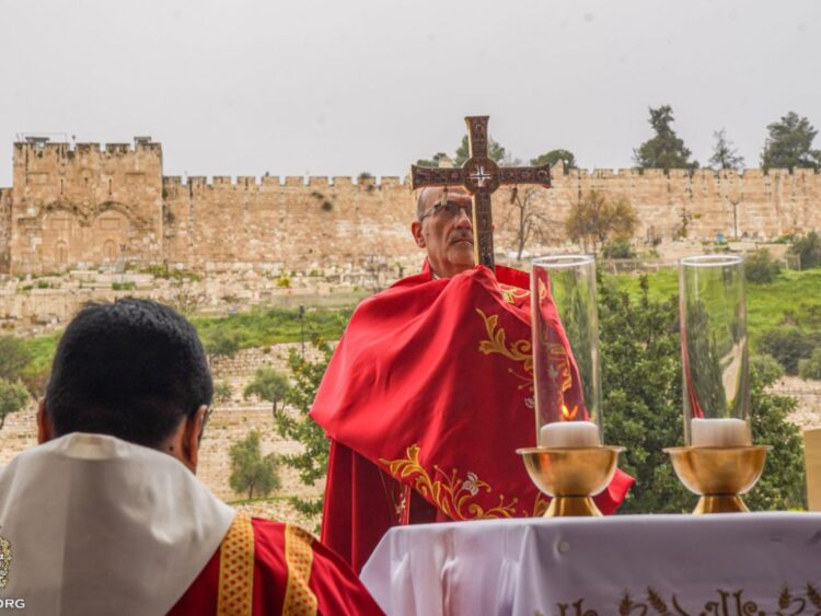El cardenal y patriarca latino Pierbattista Pizzaballa, bendice a Jerusalén con una reliquia de la Santa Cruz.