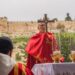 El cardenal y patriarca latino Pierbattista Pizzaballa, bendice a Jerusalén con una reliquia de la Santa Cruz.