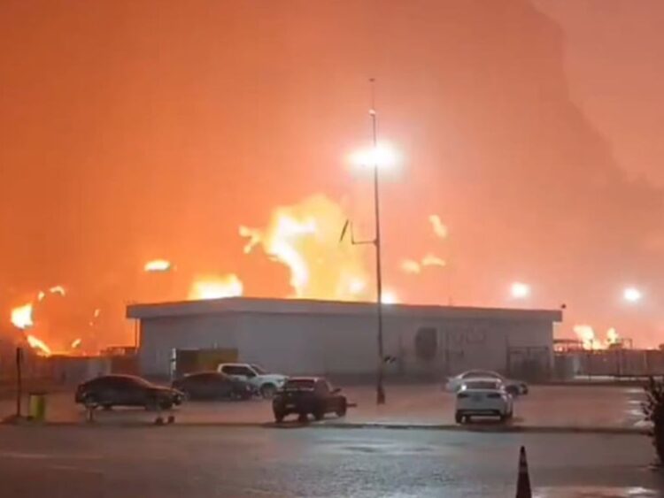 _Pemex controla incendio en barda perimetral de refinería Dos Bocas