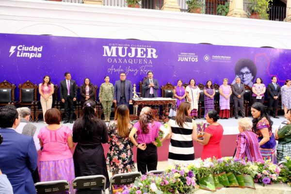 Cabildo entrega distinción "Mujer Oaxaqueña 2026"