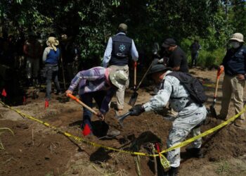 Realiza FGE búsqueda forense en Ziracuaretiro; localizan restos óseos humanos