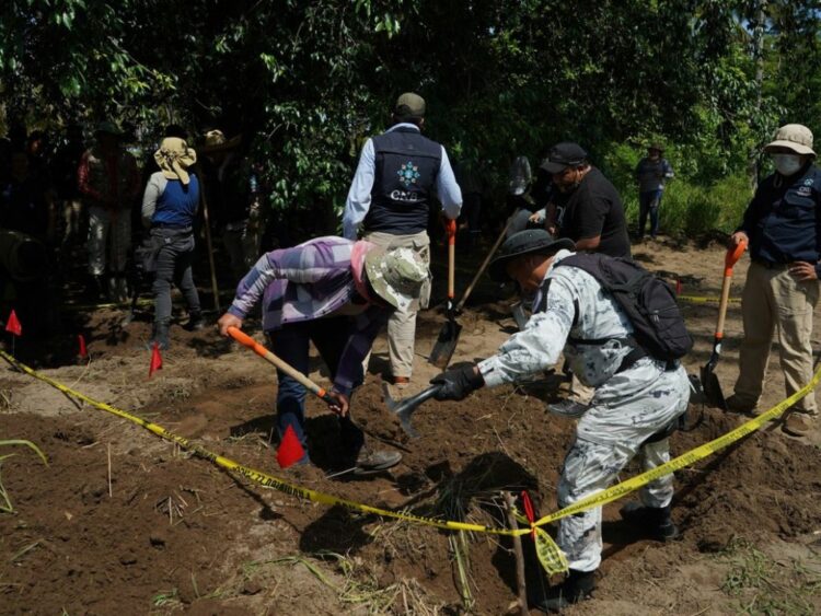 Realiza FGE búsqueda forense en Ziracuaretiro; localizan restos óseos humanos