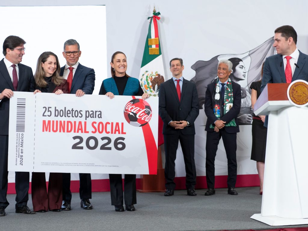 Sheinbaum carga la Copa del Mundo