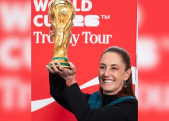 Sheinbaum carga la Copa del Mundo