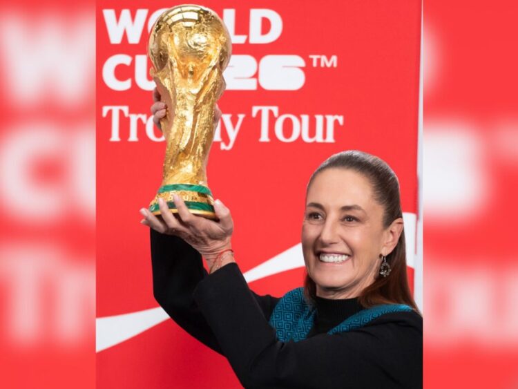 Sheinbaum carga la Copa del Mundo