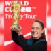 Sheinbaum carga la Copa del Mundo