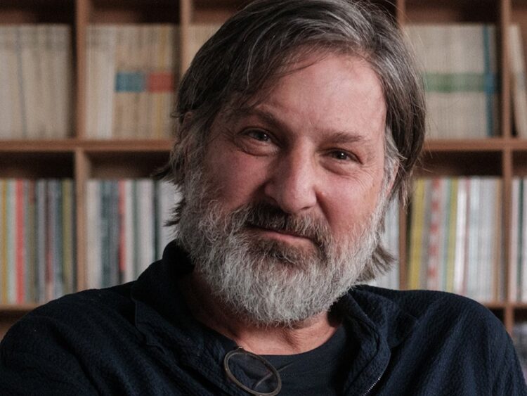 Retrato del arquitecto chileno Smiljan Radić, ganador del Premio Pritzker 2026, reconocido por su arquitectura experimental y su diálogo con el paisaje.