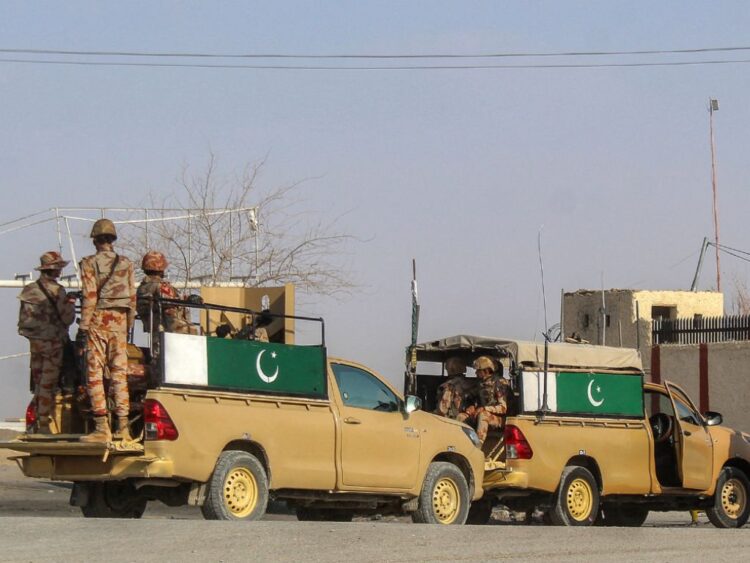 Soldados patrullan la frontera de Pakistán con Afganistán, naciones que anunciaron un cese al fuego temporal AMEXI/Foto: RR. SS.