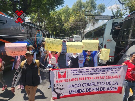 Solución o huelga dice una de las pancartas de los trabajadores que emplazaron a huelga en Chapingo, esto frente a la SADER