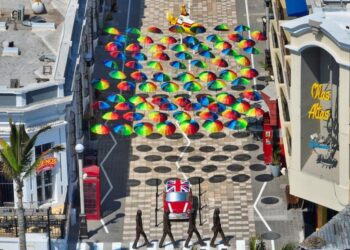 Esculturas de The Beatles en el Callejón Liverpool de Mazatlán, con el océano Pacífico como fondo en el Centro Histórico.