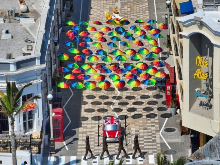 Esculturas de The Beatles en el Callejón Liverpool de Mazatlán, con el océano Pacífico como fondo en el Centro Histórico.