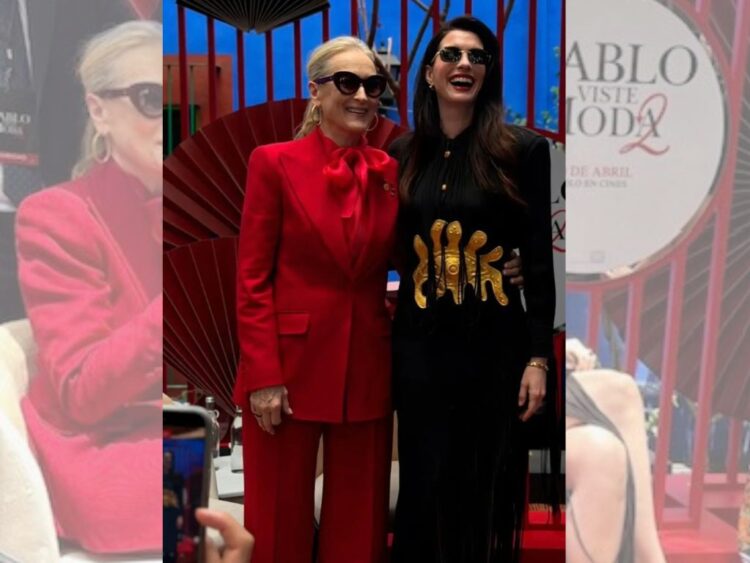 Meryl Streep y Anne Hathaway saludan a fans en el Museo Frida Kahlo durante su visita a la Ciudad de México.