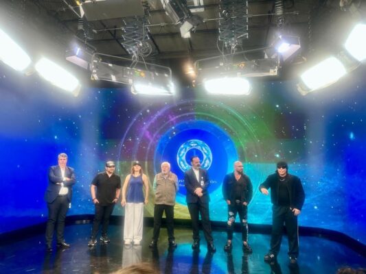 Jaime Maussan presenta la programación de Maussan Televisión durante el aniversario del canal en México.