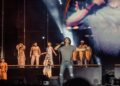 Carlos Vives canta en el escenario del Vibra Latina Festival en Aruba frente a una multitud entusiasta.
