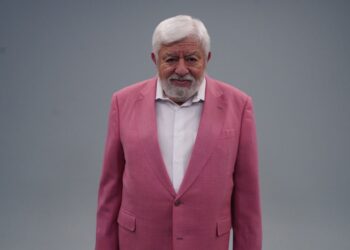 Jaime Maussan presenta la programación de Maussan Televisión durante el aniversario del canal en México.