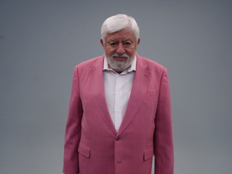 Jaime Maussan presenta la programación de Maussan Televisión durante el aniversario del canal en México.