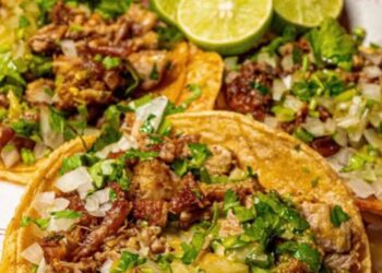 Tacos servidos en plato y ordenados a domicilio, representando su popularidad en plataformas de delivery en México.