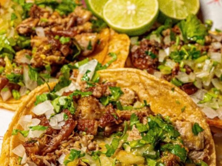 Tacos servidos en plato y ordenados a domicilio, representando su popularidad en plataformas de delivery en México.