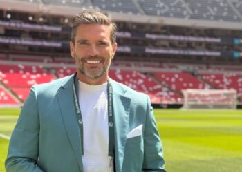 Julián Gil durante grabación de contenido deportivo rumbo a la cobertura del Mundial con TUDN en distintas ciudades.