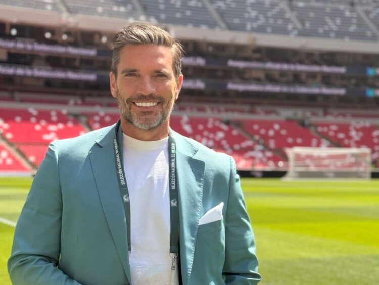 Julián Gil durante grabación de contenido deportivo rumbo a la cobertura del Mundial con TUDN en distintas ciudades.
