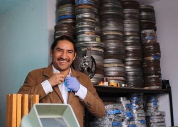 Ezequiel Reyes Retana revisa material fílmico en 16 mm como parte del proyecto de rescate y difusión del Archivo Fílmico Reyes.