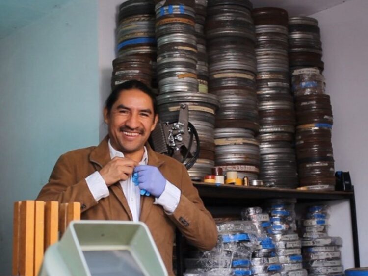 Ezequiel Reyes Retana revisa material fílmico en 16 mm como parte del proyecto de rescate y difusión del Archivo Fílmico Reyes.