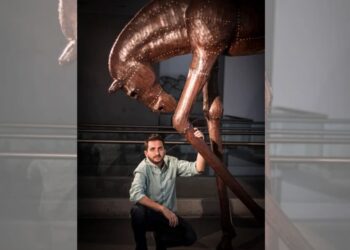 Escultura de Joaquín Restrepo en espacio público de Budapest, parte de su proyección internacional rumbo a la Bienal de Venecia.