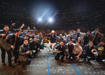 Edgardo Núñez canta en el escenario de la Arena Ciudad de México durante su primer concierto en la capital mexicana.